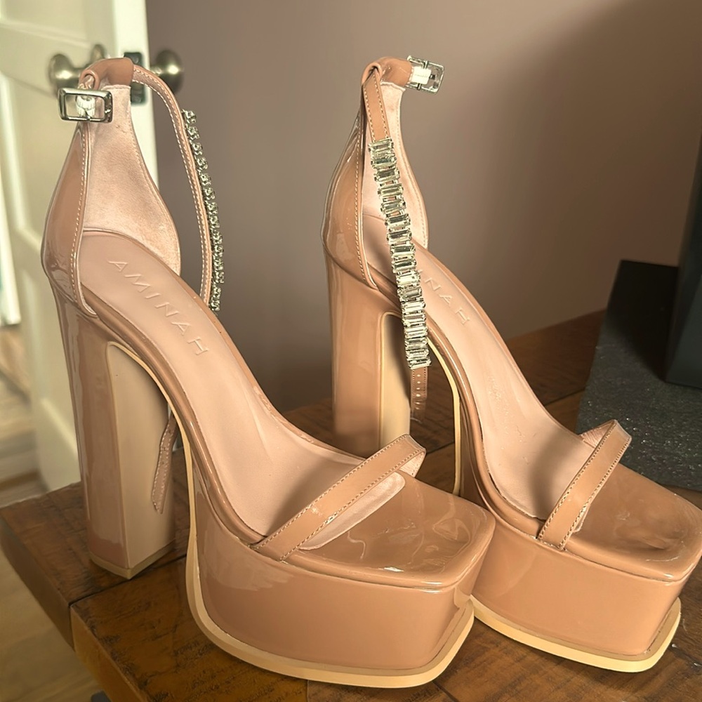 Stunning Aminah Abdul Jallil sandals platform